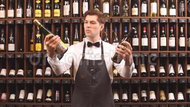 优雅的葡萄酒销售商在一家葡萄酒商店里拿着一瓶葡萄酒和阅读标签